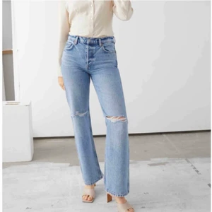 Slitna jeans - Säljer dessa slutsålda jeans från and other stories pga att dem är för stora på mig (lånad bild) nypris 650 men säljer för 450, storlek 26