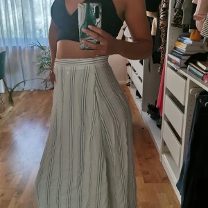 Kjol - Kjol från HM 💖 storlek S. Säljer denna för 200. Frakt ingår i priset 💕💕