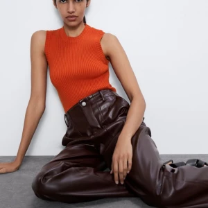 Ribbstolar topp  - En asnajs ribbstickad topp från zara i storlek M. Använd fåtal gånger så mycket bra skick! Säljer pga fel storlek. OBS, liten i storlek men mycket stretchig💓