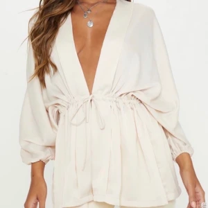 Superfin blus från PLT - Blus från Prettylittlething. Tycker denna är jättefin men har aldrig kommit till användning då jag har en likadan i en annan färg också, den är alltså helt oanvänd och alla lappar sitter kvar! Storlek 36 men skulle säga att den även passar 38☺️
