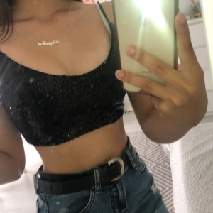 Glittrig top  - jätte fin glittrig top, perfekt för en fest eller andra tillfällen med högmidjade jeans eller med en kjol 💕 använd en gång, säljer den för att jag har köpt andra kläder. Frakt ingår i priset 