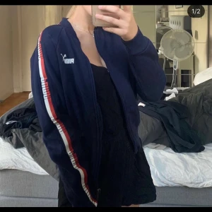 Puma kofta - Kofta från puma. Köpt för 599kr. Använd några gånger men fint skick. Storlek S/38. Priset är inkluderat frakt.