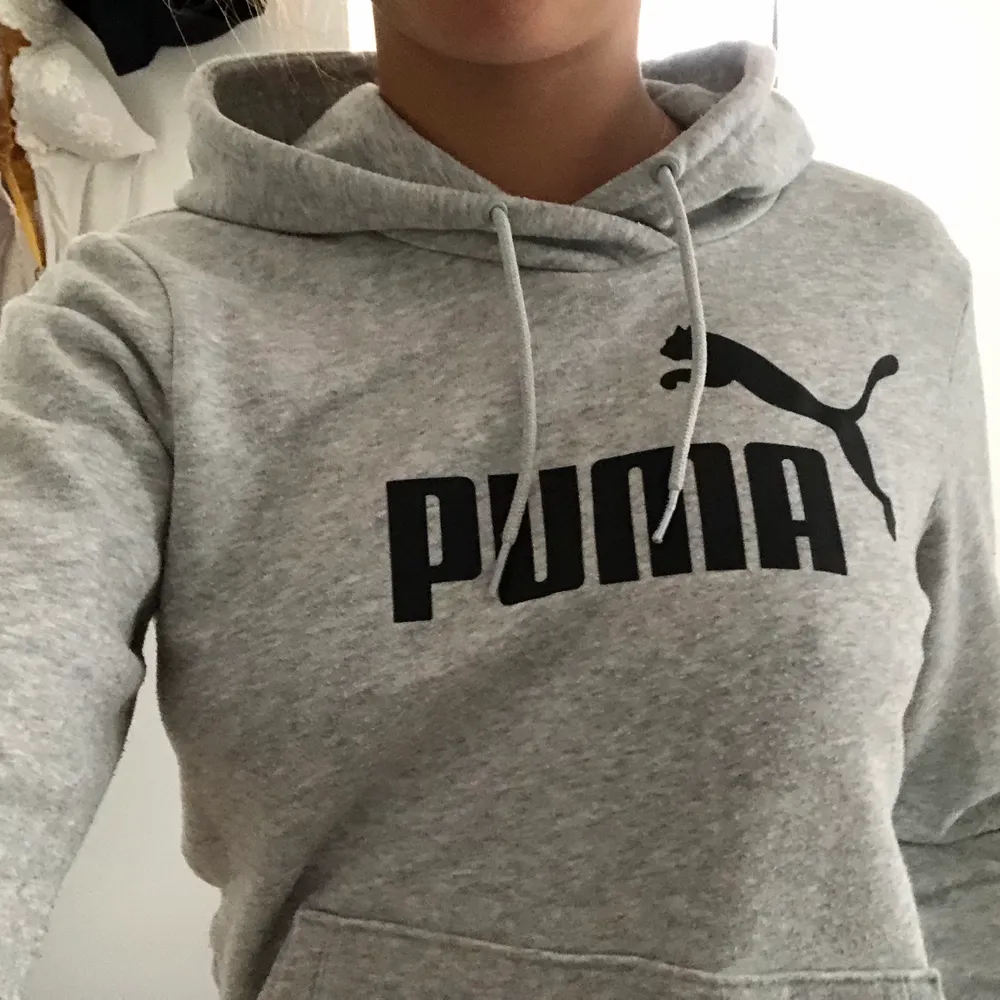 Snygg hoodie från Puma i storlek S, har använts mycket men är ändå i bra skick. . Hoodies.
