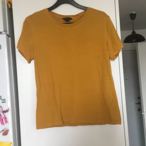 Senapsgul t-shirt stl s - Löst sittande tröja passar även storlek M och L.