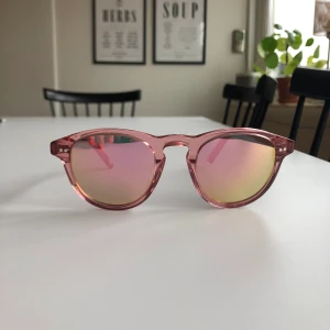 CHIMI solglasögon Guava #002 Mirror - Oanvända solglasögon från CHIMI Eyewear. Modell - Guava #002 Mirror. Mycket fint skick. Nypris är 999,00 men säljs för 500 kr, pris kan förhandlas vid snabb affär. Frakt ingår ej. Passar bra till sommaren! 