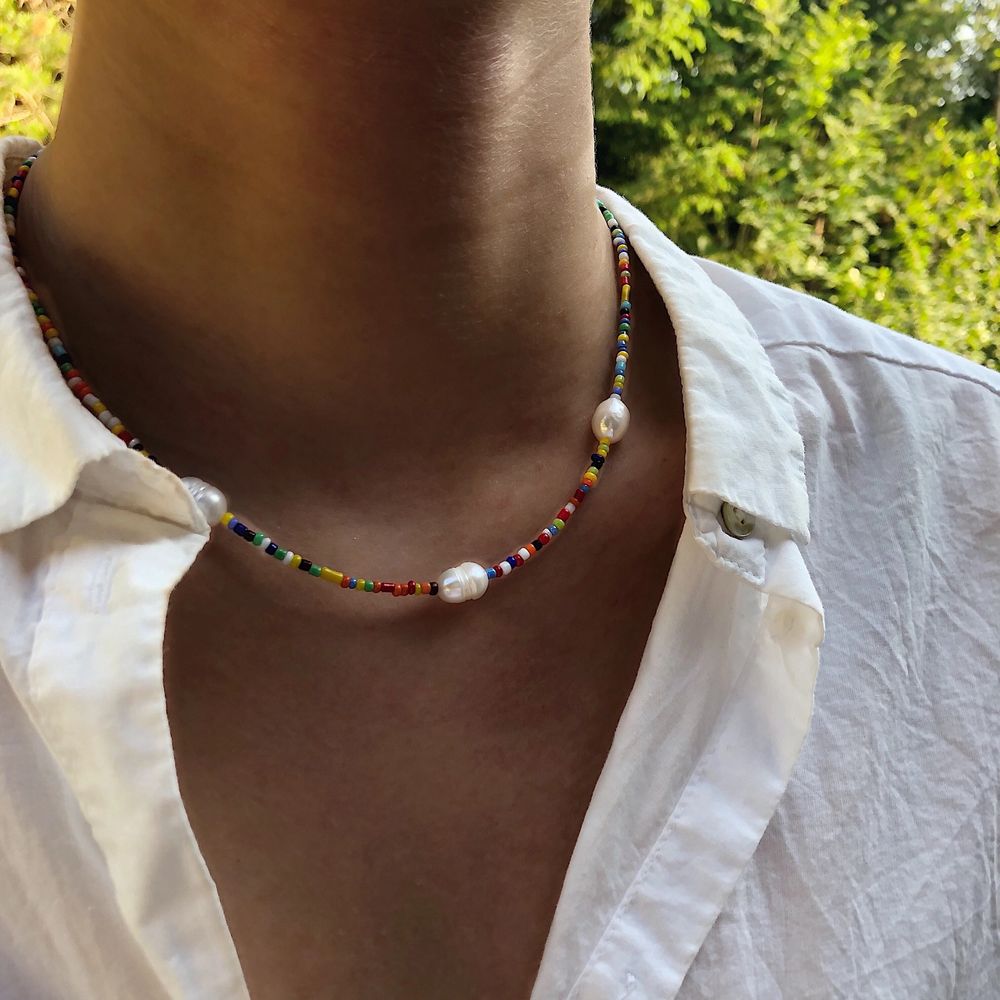 HARENAE halsband🐙 Miyukipärlor med sötvattensstenar, så snyggt nu på sommaren 🤩 170kr #BONANZA Frakt 11kr För mer smycken checka in min insta! @bonanza.jewels  . Accessoarer.