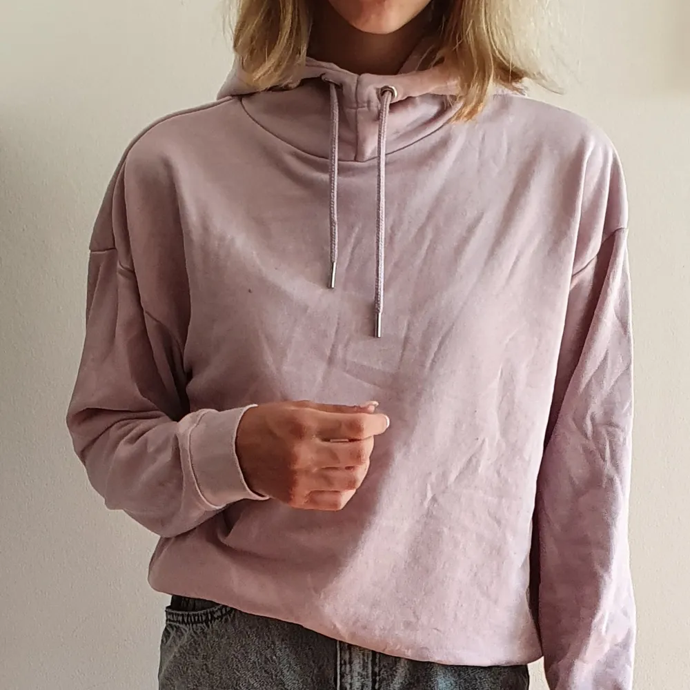 Skön hoodie från SOC. Rosa, storlek XS. Knappt använd! Kan mötas upp i Uppsala/Stockholm, alternativt skicka mot fraktkostnad.💕. Hoodies.