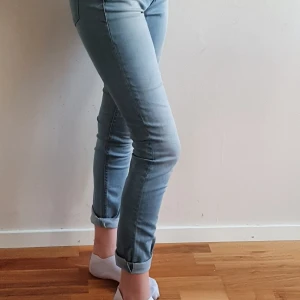 Ljusa jeans - Ljusblå lågmidjade jeans i storlek w26/l30. Kan mötas upp i Uppsala/Stockholm, alternativt skickas mot fraktkostnad.💛