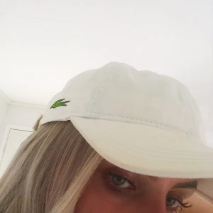 Lacoste keps  - Vit keps från Lacoste, justerbar ✨