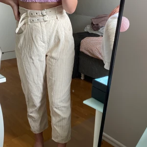 Manchester byxor - Manchester byxor från river island, deras storlek 8, kortare modell (passar mig som har strl xs är ca 160 cm). Nypris: 650kr, mitt pris: 300 men tar emot bud! Finns att hämta i Trosa men kan skickas, då står köparen för frakten.