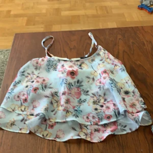 Topp -  Skitsnygg topp från Forever 21 Önskar att jag använt mer men har tyvärr inte kommit till användning mer än max tio gånger älskar denna