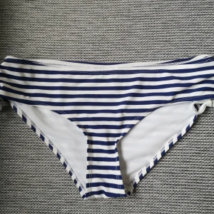 Race marine bikinitrosor strl 38 - Randiga bikinitrosor från race marine. De är lite mindre i storlek står att det är 38 men är mer som 34-36. Köparen står för frakt. 