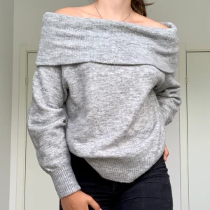 Stickad off shoulder tröja - Säljer denna fina stickade off shoulder tröjan då den ej kommer till användning. Använd fåtal gånger och är i nyskick!