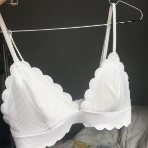 Vit bikini topp från hm 36 - Jätte fin vit bikini topp med guld detaljer som endast är använd 2 gånger då den nu är för liten😢, 36