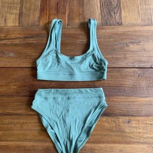 High waist Bikini från HM - Jätte snygg high waist bikini från Hm i mörk grön färg, använd bara en gång och är i superfint skick. 