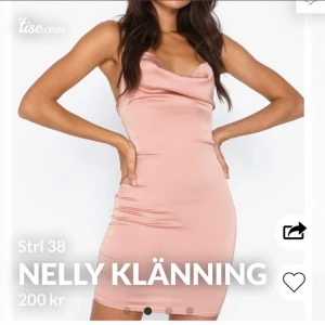 nelly satin klänning - Helt ny med prislappen kvar, säljer då den inte kom till användning. Nytt pris var 300kr men den säljs inte längre på deras hemsida. Den är jättefin och man kan knyta ryggen hur löst eller tajt man vill. Köparen står för ev frakt. Strl 38. 
