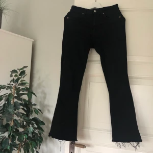 Bootcut från zara - Svarta supersnygga korta vida jeans. Använda litegrann men i god kvalite endån. 