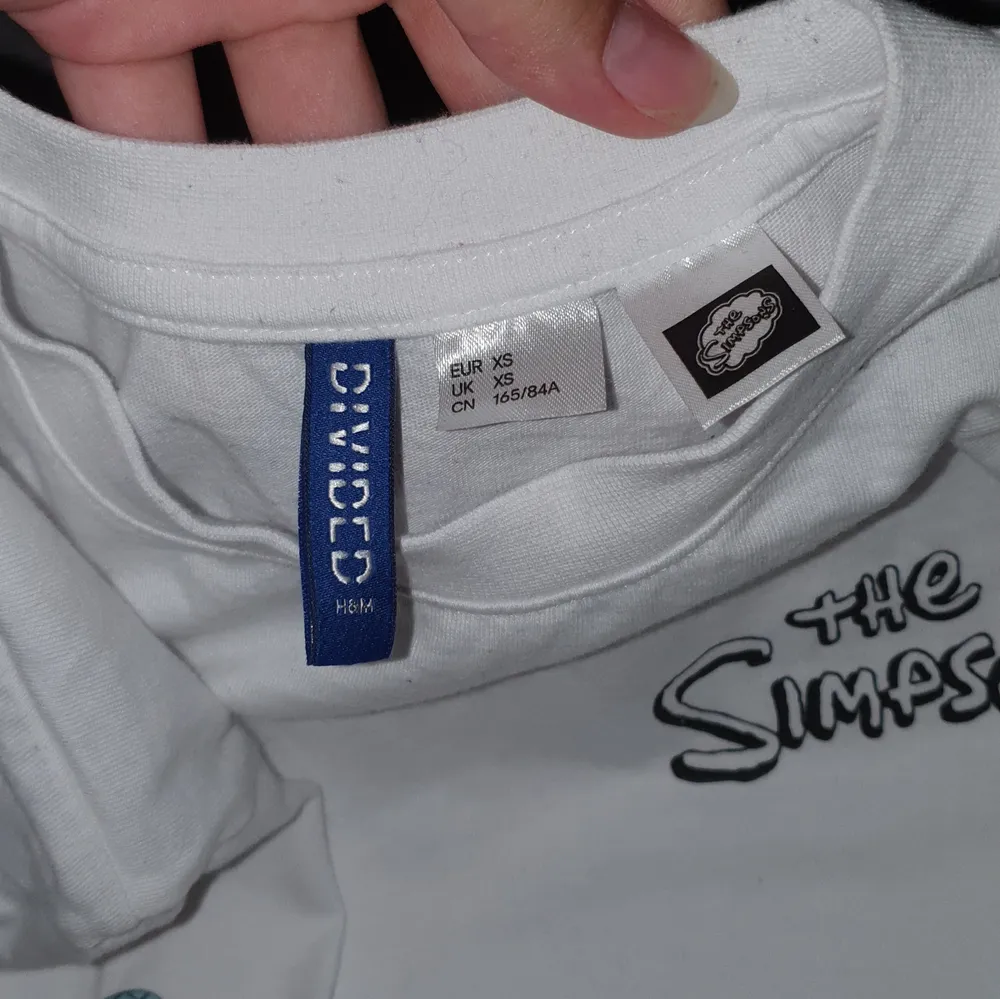 Aldrig använd vit långärmad tunn tröja från H&M storlek XS men från herr avdelningen så lite större än tjej XS. Köparen betalar frakt 66kr :). T-shirts.