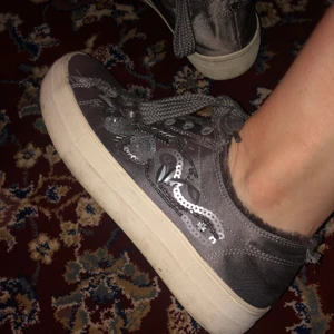 Steve Madden sneakers - Sparsamt använda superfina skor med en hög sula. Säljer pga kommer ej till användning. 