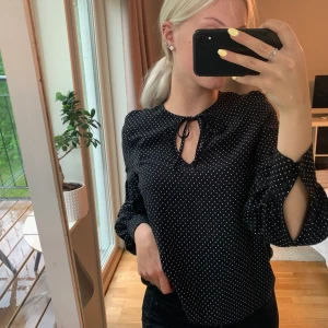 Blus - Superfin svart blus med vita prickar! 💫 aldrig använd då det ibte är min stil. Säljer för 70kr (+frakt)