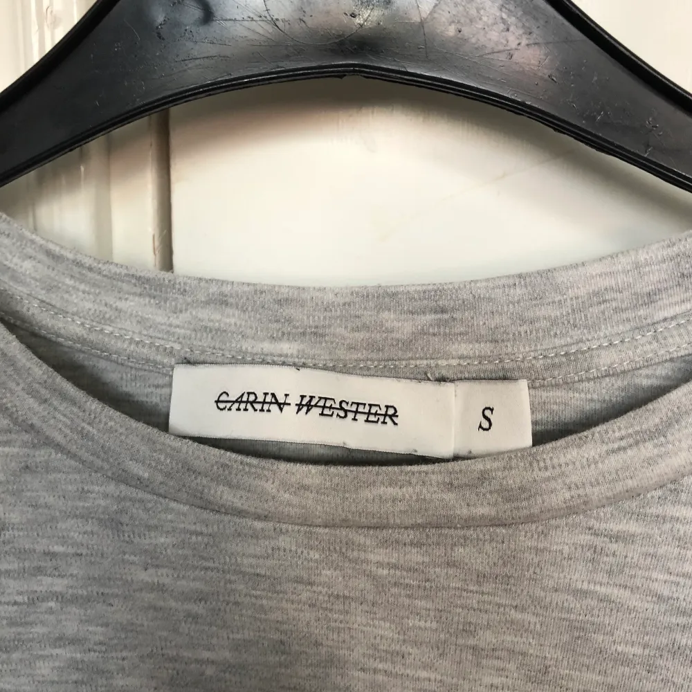 Säljer en superfin grå t-shirt från Carin Wester! Säljer då den är för stor för mig:(. Tröjan är i storlek S och köpare står för frakten! 🌺🌺. T-shirts.