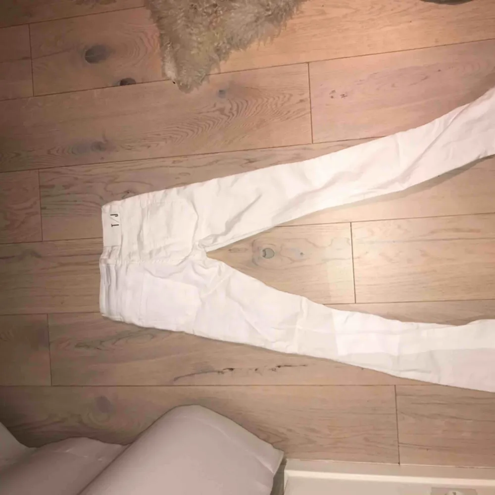Ett par vita jeans ifrån tiger of Sweden i modellen KATE. Oanvända utan bara testade, säljer pga för korta. . Jeans & Byxor.