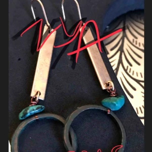  - Nya koppar dropp  örhängen med mineralsten. * Leveras med en tygetuiet i silverfärg. *Skickas inplastade. * bjuder  även på Portot 