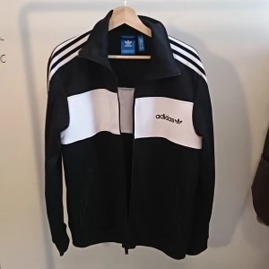 Svartvit Adidas tracksuit - Svart adidas track stl M. Utmärkt skick