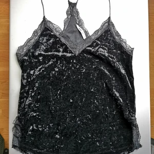 Svart sammetstopp Strl.M  - Svart topp i svart krossat sammet med spetsdetaljer. Strl.M. Från gina tricot🌸