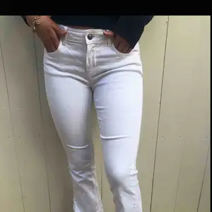 Vita utsvängda jeans med slit från zara i storlek 36!! (Skulle behövas strykas)