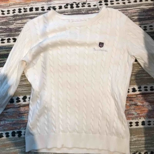  - Kabelstickad tröja från bondelid. Knappt använd så väldigt bra skick. Köparen står för frakt.