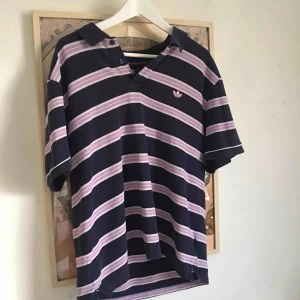  - Superfin adidas pikétröja i nyanser av lila och marinblå. köpt second hand i Berlin. Den är lite oversize i passformen. Frakt ingår 🦋💖