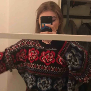  - Säljer min jättesöta stickade tröja från Urban outfitters, är jättesnygg t ett par blåa jeans!! Köpare står för frakt ca 60kr