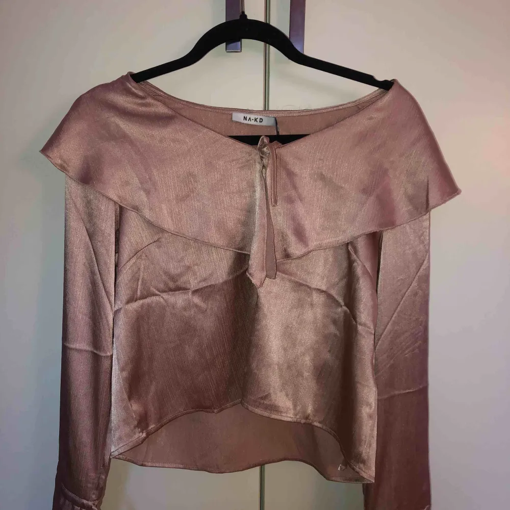 Rosa festblus i silkesmaterial från Nakd.  Aldrig använd (prislapp kvar) svårt att få fram på bild men det är en väldigt ljus härlig rosa färg💕 köparen står för frakt . Blusar.
