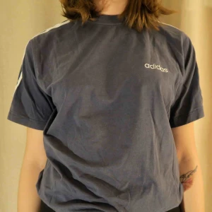  - Skön och snygg Adidas T-shirt! I väldigt fint skick. Köparen står för frakten. 