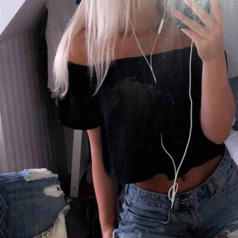 Kort offshoulder blus i svart! Från Gina Tricot . Toppar.