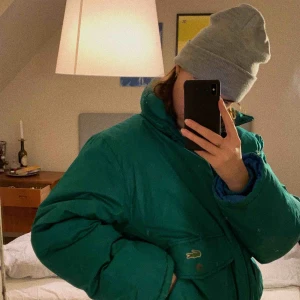  - BUD ATM: 270kr) Jag säljer min älskade puffjacket från Lacoste just för den inte riktigt kommer till användning längre :/ Köpt på beyond retro i Malmö! Hoppas att du vill ta över.   Kan mötas upp i Lund, annars tillkommer frakt!!