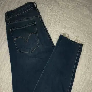 Jätte fina blå jeans från Levis använt ett fåtal gånger men är som nya storlek 25.32