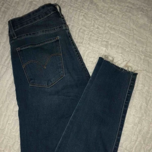  - Jätte fina blå jeans från Levis använt ett fåtal gånger men är som nya storlek 25.32