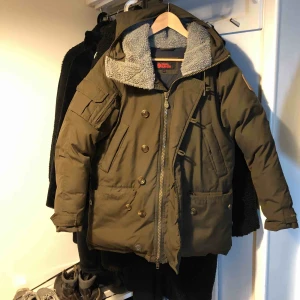 - Grön dunjacka från Fjällräven i fint skick. Möts upp i Stockholm