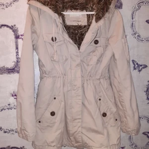 Odd Molly parkas/jacka - Fodrad Odd Molly parka jacka  Stl 1 (motsvarar S) men snörningen vid midjan gör att den passar en M lika bra 🌸 Självklart äkta och med oäkta päls. Har en innerficka samt två utanpå. Färg: Beige/svagt puder rosa. Pris: 550 inköpt för ca 2000 förra året.
