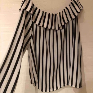  - Fin blus från Gina tricot som blivit för liten, storlek 36. Priset är inkl frakt och betalning via swish✨