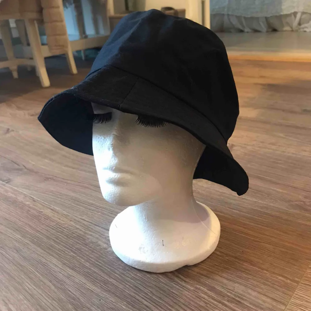 🎱 Svart bucket hat, aldrig använd (frakt kostar 20kr) 🎱. Accessoarer.