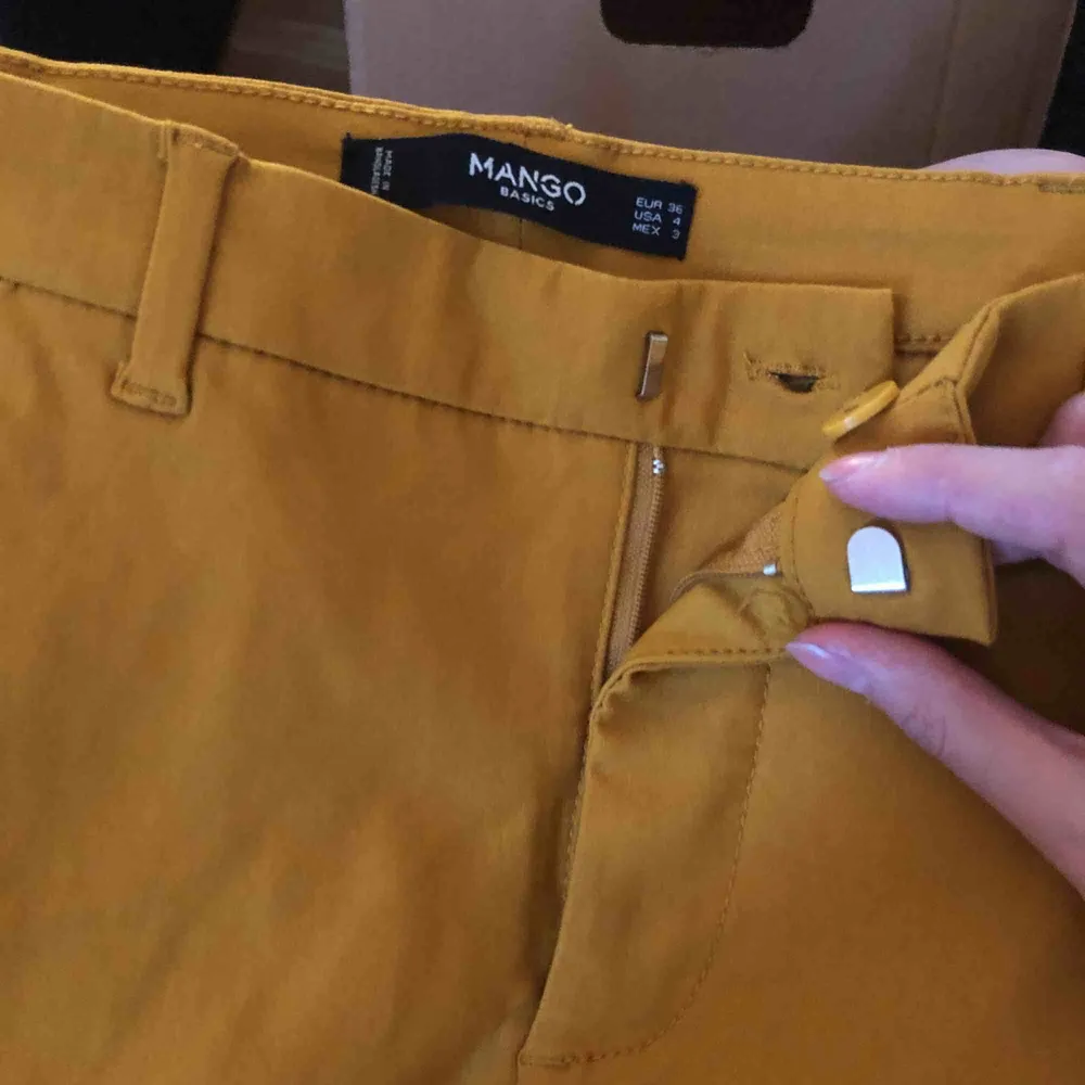 Stretchiga byxor från mango i en underbar färg😍Användes endast en gång, säljes pga flytt  Köparen står för frakten 🤍. Jeans & Byxor.