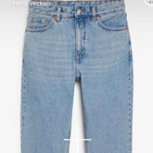  - Min jeans från monki i jättefint skick . Tyvärr är det för stora för mig så kan tyvärr inte ha dem är (152 cm lång)