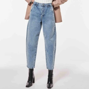  - Säljer ett par helt oanvända jeans från gina tricot! Butik pris: 599kr. säljer då dem inte passar min stil. Strl 34 men jag brukar kunna ha både 36 & 34! Snygg färg & alla lappar kvar ☺️  Frakt tillkommer💓💓