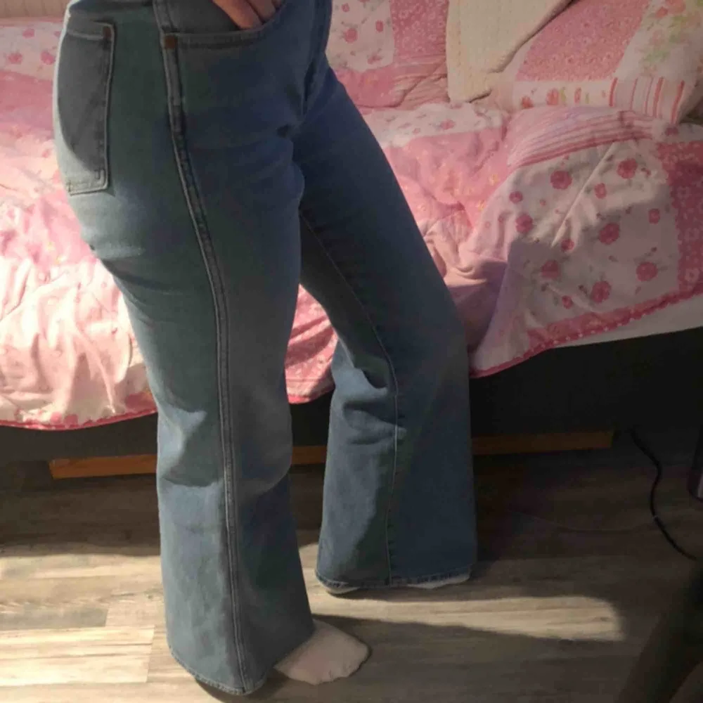 (Inkl frakt) Jeans från Wrangler. Aldrig använda just för att de inte är min stil. Ny pris 799kr. Jag upplever att de är ganska små i storleken då jag i vanliga fall har ca 25/32 men dem är väldigt töjbara så passar även dig som i vanliga fall har 28/32❤️. Jeans & Byxor.