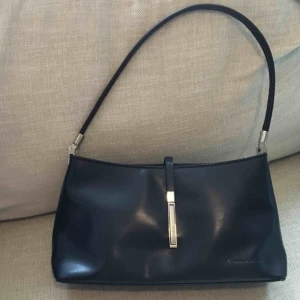  - svart läder handväska med mycket utrymme! aldrig använd!