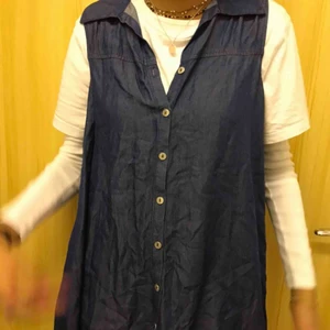  - Assnygg väst/tunika i mjukt jeanstyg, köpt vintage i Madrid för något år sedan... Så användbar och cool!! 💕☮️