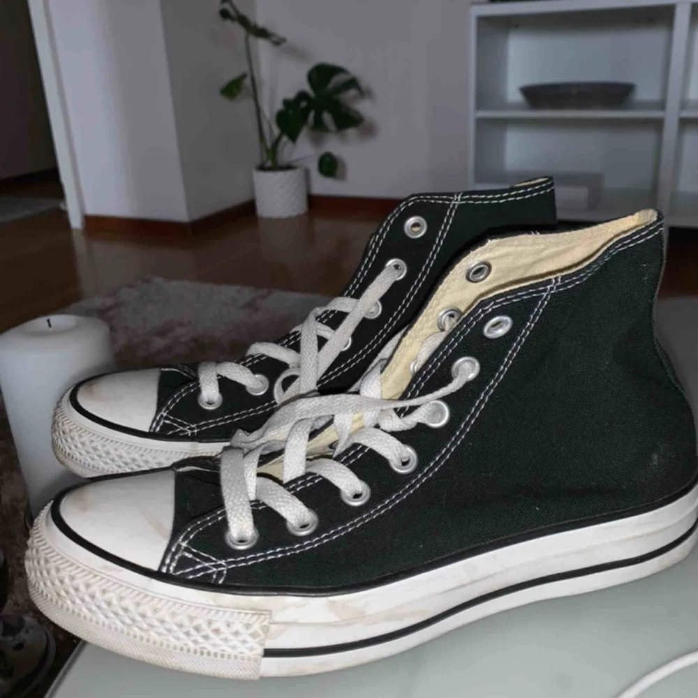 Höga converse i storlek 37,5 men passar mig som har 38 också. Bra skick lite slitna framme på gummit Kan skickas men köpare står för frakt . Skor.